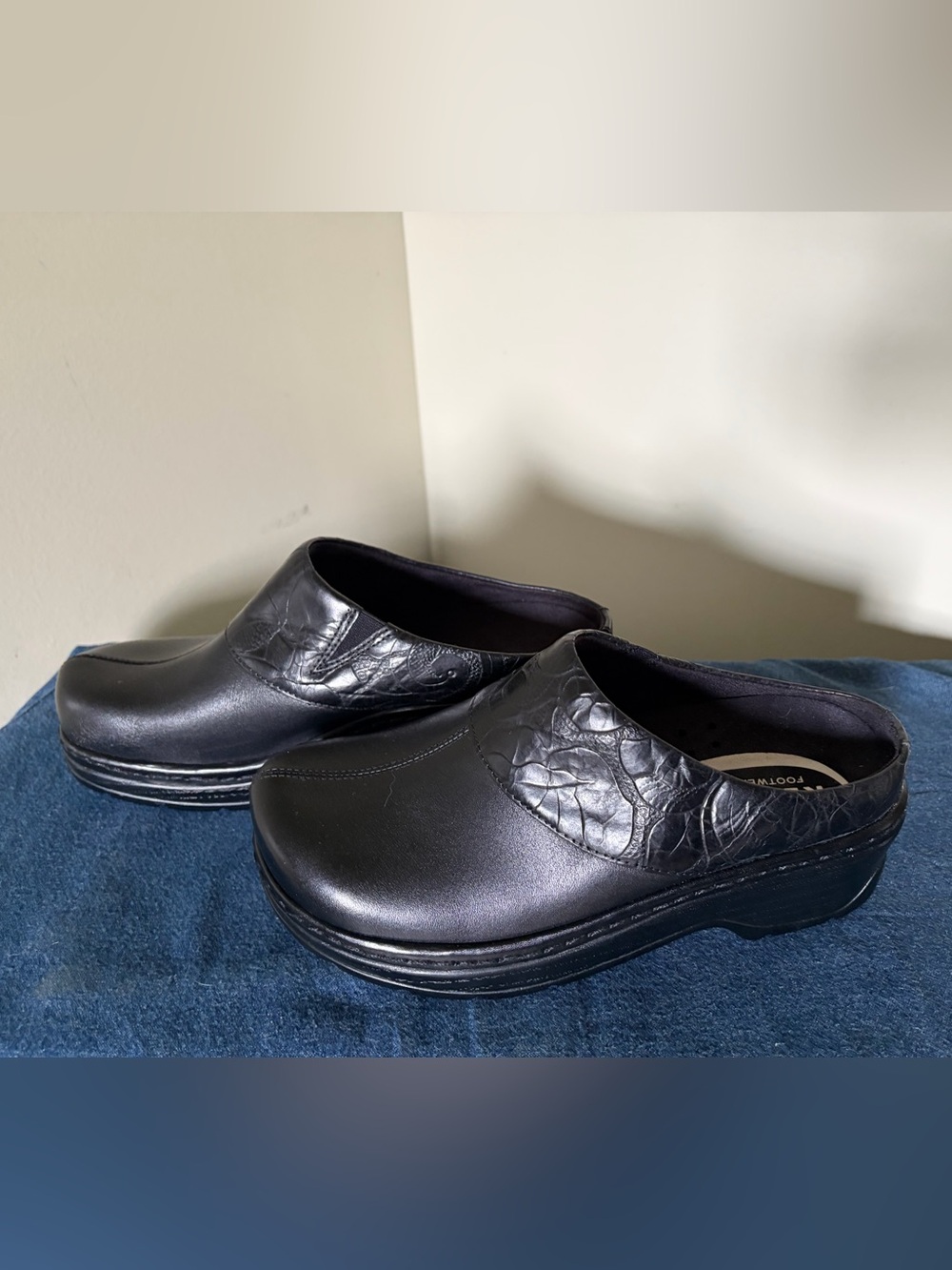 Klogs Black Leather Floral Embossed Slip On Clogs Mules Size 7W